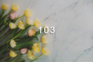 103 Виниловый фон желтые тюльпаны светлосерый мрамор